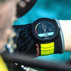 suunto-tauchcomputer-d5-black-lime-on-wrist-2